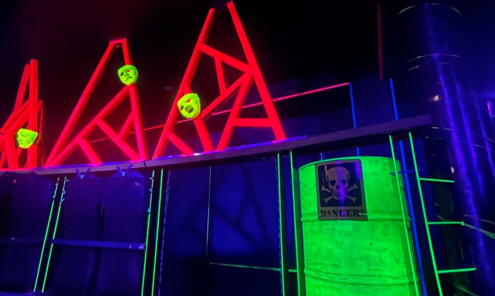 Šviečiančios kliūtys ir neoniniai akcentai lazerių žaidimų erdvėje