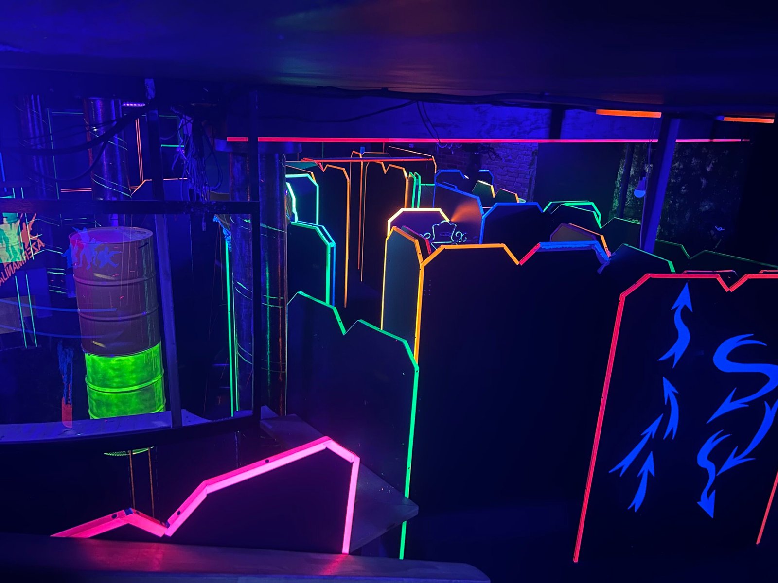 Tamsi lazerių arena su fluorescenciniais labirintais komandiniam žaidimui Tamsi lazerių arena su fluorescenciniais labirintais komandiniam žaidimui