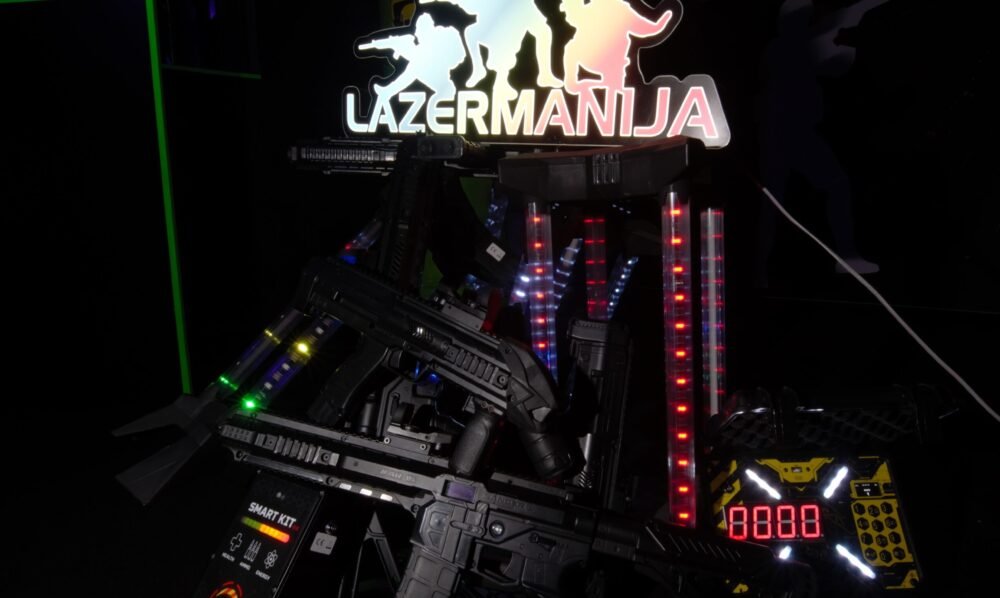 Lazermanijos logotipas ir paruošti lazeriniai ginklai žaidimams
