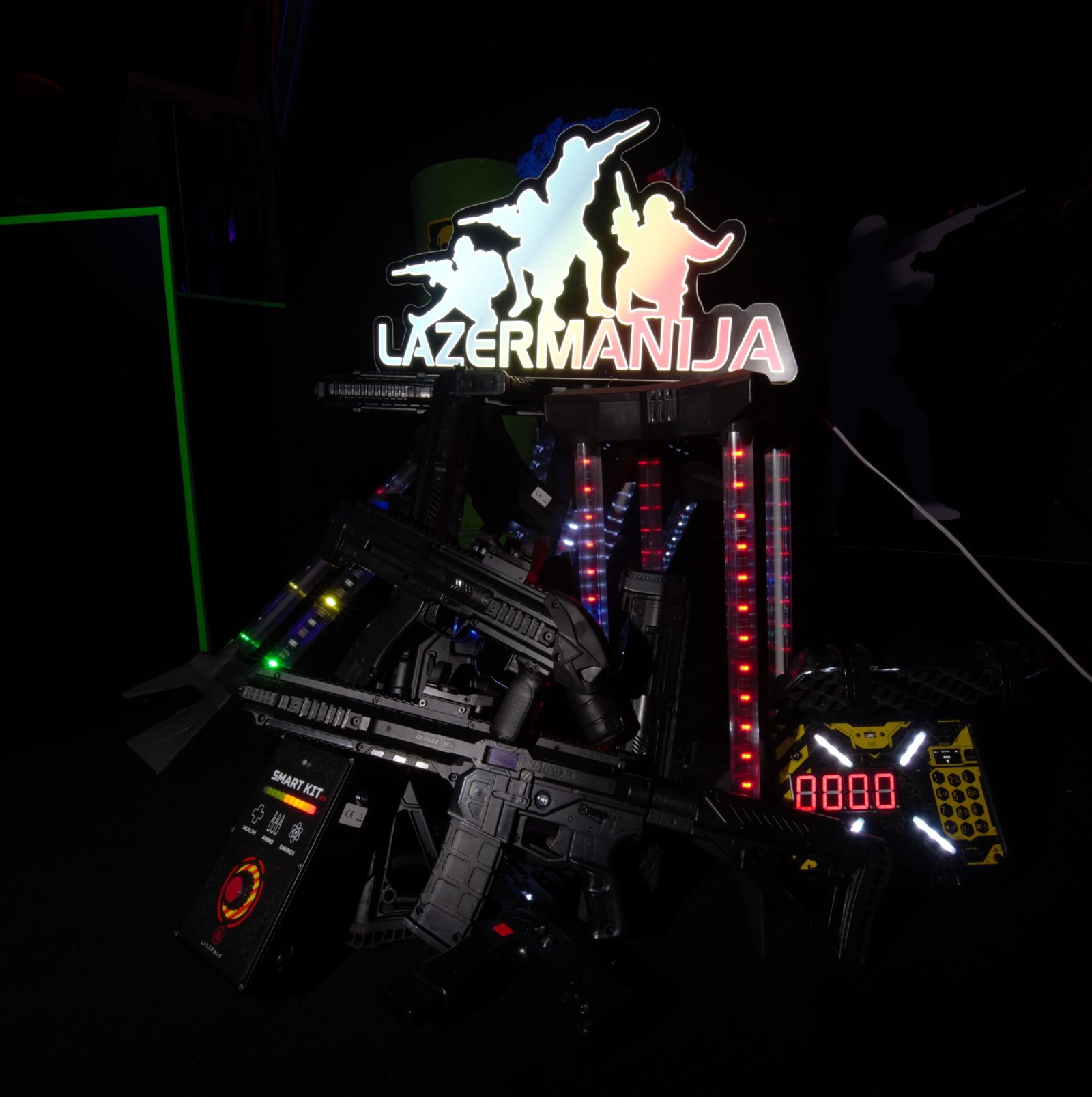 Lazermanijos logotipas ir paruošti lazeriniai ginklai žaidimams Lazermanijos logotipas ir paruošti lazeriniai ginklai žaidimams
