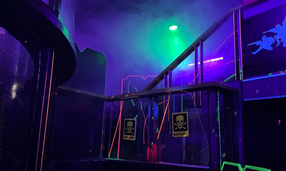 Dviaukštė arenos konstrukcija su dūmų efektais įtraukiančiam lazer tag žaidimui