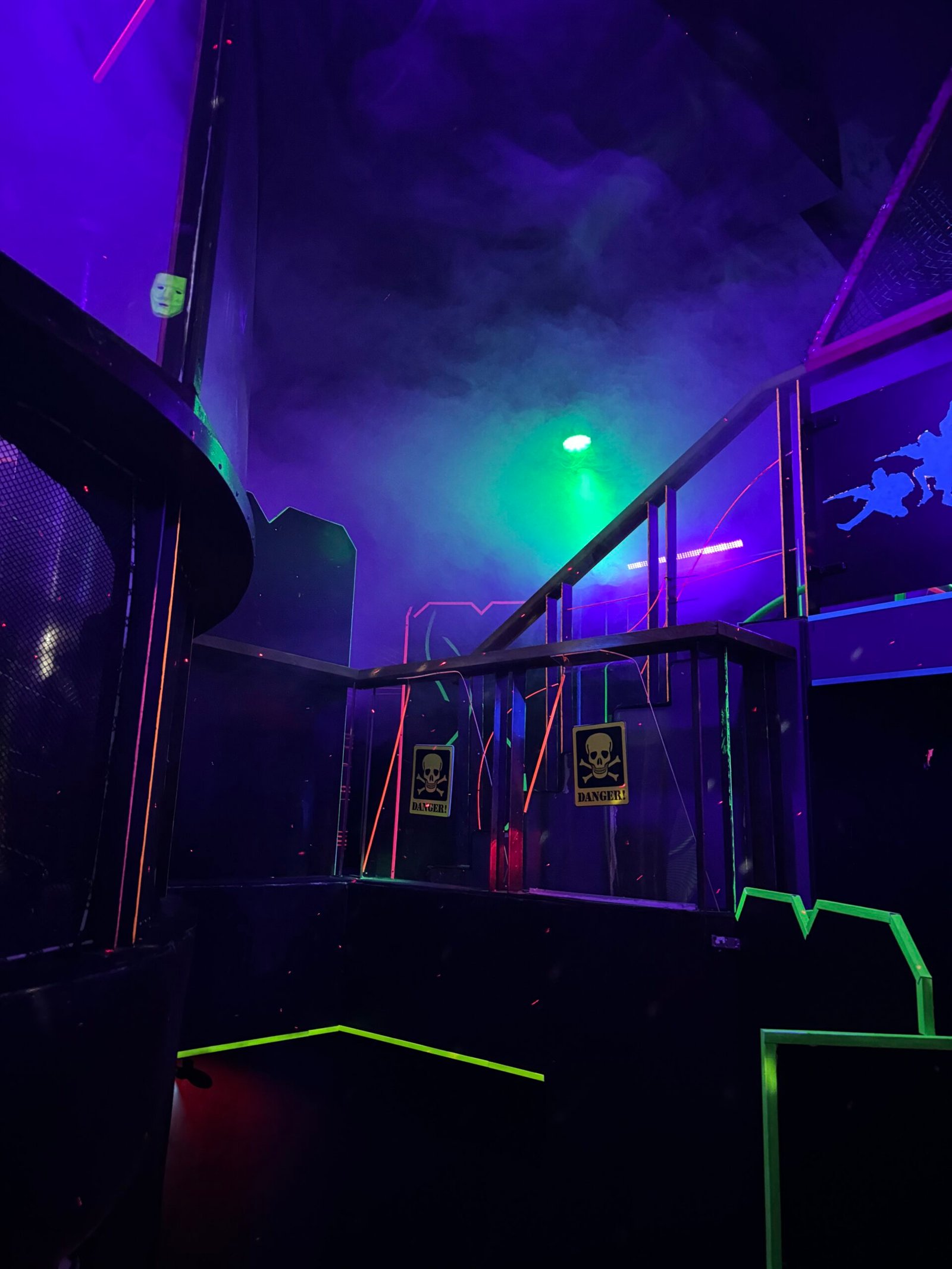 Dviaukštė arenos konstrukcija su dūmų efektais įtraukiančiam lazer tag žaidimui Dviaukštė arenos konstrukcija su dūmų efektais įtraukiančiam lazer tag žaidimui